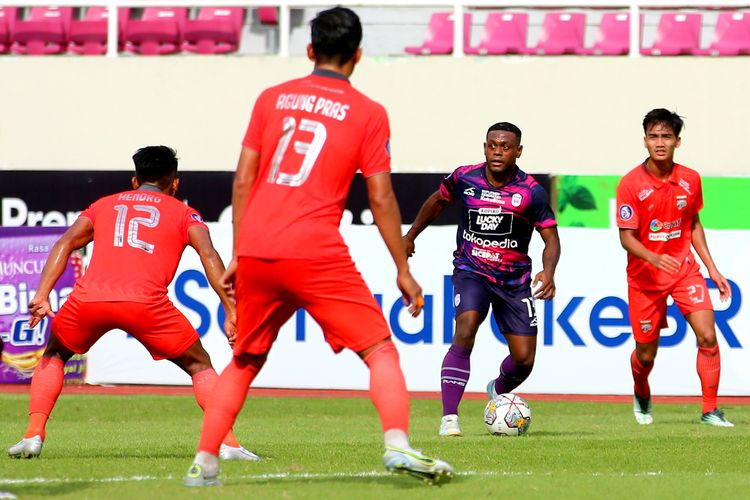 Pemain RANS Nusantara FC David Laly dijaga ketat pemain Borneo FC saat pertandingan pekan ke-16 Liga 1 2022-2023 yang berakhir dengan skor 0-0 di Stadion Manahan Solo, Senin (19/12/2022) sore.