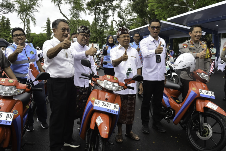 Parade motor listrik di Bali yang diikuti oleh Menteri Energi Dan Sumber Daya Mineral (ESDM) Arifin Tasrif, Direktur Utama PT PLN (Persero) Darmawan Prasodjo, dan Gubernur Bali, I Wayan Koster dalam rangka mengedukasi masyarakat dan ajang pembuktian kepada dunia bahwa perhelatan G20 didukung motor dan transportasi listrik, Kamis (1/9/2022).