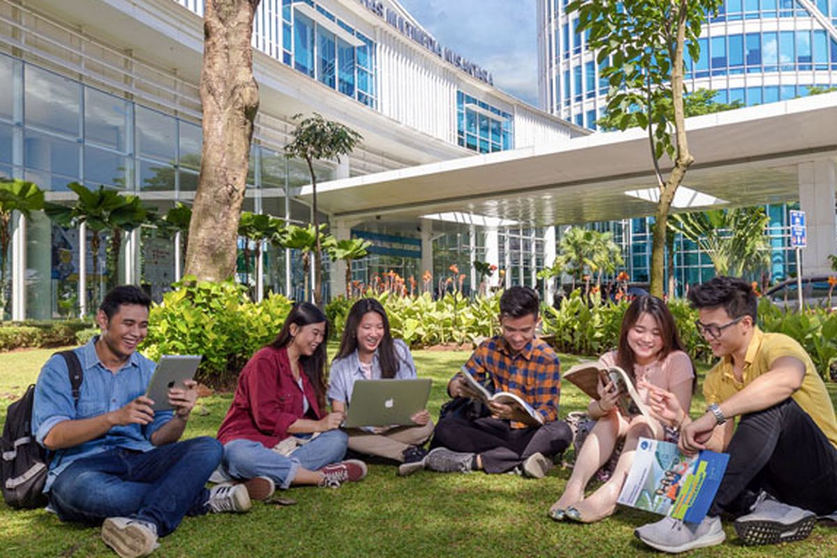 Mahasiswa Universitas Multimedia Nusantara (UMN) sedang belajar di taman kampus UMN