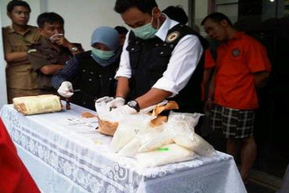 Enam tersangka penyalahgunaan narkoba diperintahkan memusnahkan barang bukti sabu hampir sebanyak 8 kilogram dan ekstasi sebanyak 350 butir, yang disita dari mereka