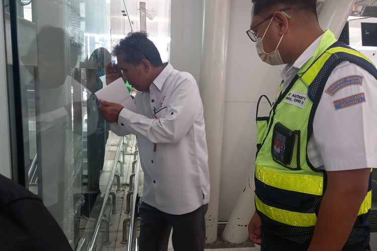 Kepala Ombudsman Sumut Abyadi Siregar saat mengecek lift Bandara Kualanamu, tempat Aisiah tewas terjatuh, Senin (1/5/2023) 