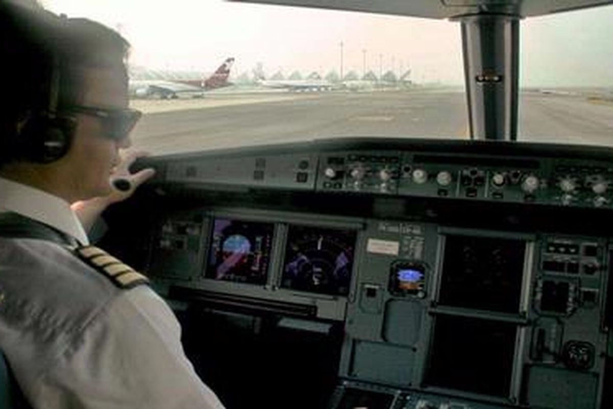 Suasana di cockpit Pesawat Airbus A320 Indonesia AirAsia, yang dipiloti oleh Capt. Imron Siregar, saat hendak lepas landas dari Bandara Swarnabhumi, Bangkok, Thailand