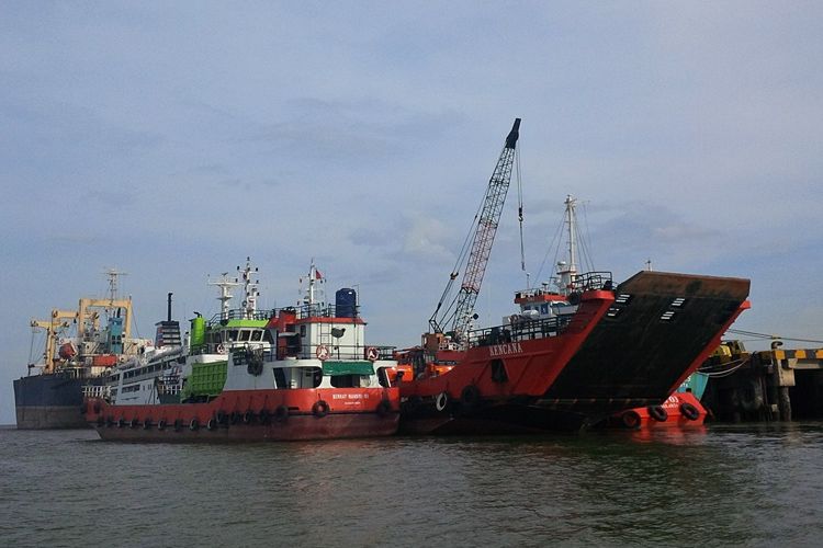 Kegiatan bongkar muat barang di Pelabuhan tunon Taka Nunuka. Tim Saber Pungli Kabupaten Nunukan menangkap tangan 2 pegawai Pelni yang melakukan pungutan liar terhadap over bagasi penumpang kapal. 