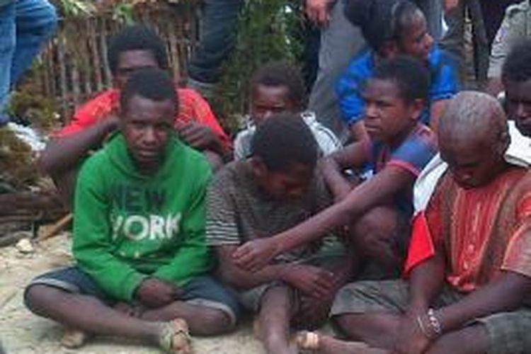 Sejumlah anak-anak yang dipukuli sekelompok orang bersenjata yang tidak dikenal di Pondok Natal Kampung Ipakije, Distrik Paniai Timur, Kabupaten Paniai, Minggu (7/12/2014) lalu.