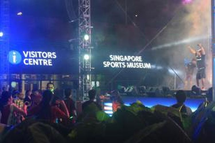 warga Singapura bercampur baur menikmati konser salah satu artis lokal di sela perhelatan SEA Games 2015 di Singapore Sports Hub.