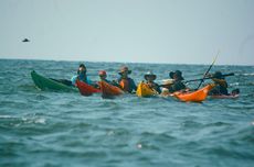 Main Kayak di Laut, Alternatif Wisata Olahraga di Labuan Bajo