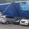 Angin Kencang di Kota Malang Robohkan Tenda Pasar Takjil Timpa Mobil