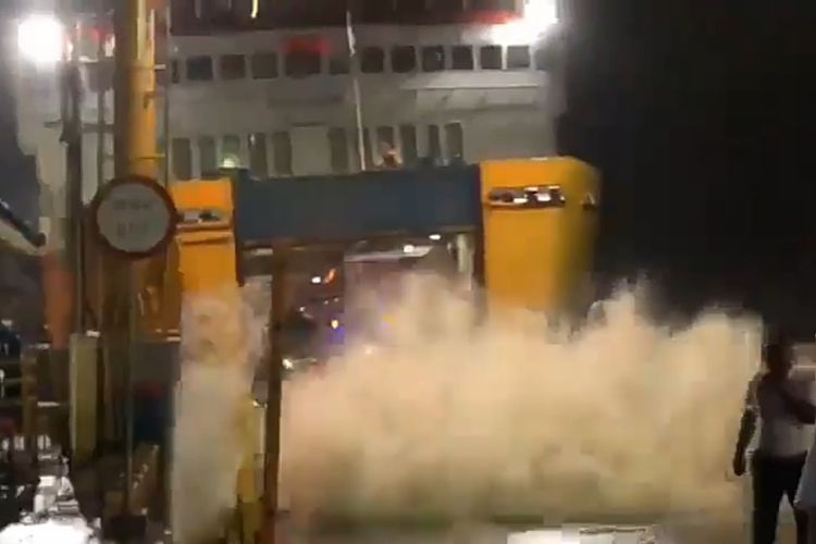 Bidik layar video kondisi cuaca di Pelabuhan Bakauheni, Kamis (22/12/2022) sore.