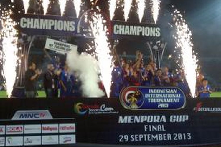 Skuad Arema Indonesia saat menerima piala juara Menpora Cup 2013 di Stadion Kanjuruhan, Malang, Jawa Timur, Minggu (29/9/2013).