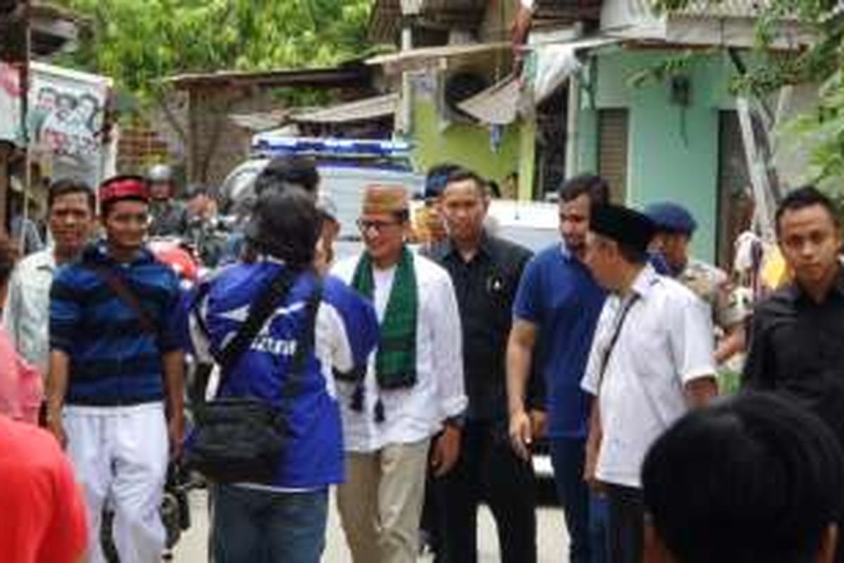 Calon wakil gubernur DKI Jakarta nomor urut tiga Sandiaga Uno menyapa warga di Kelurahan Pegadungan, Kecamatan Kalideres, Jakarta Barat, Selasa (1/11/2016).