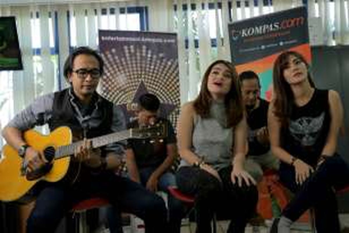 Grup band The Secret yang terdiri dari Piyu (gitar), Nathalie (vokal), Dewi Muninggar (vokal), Makki (bas), dan Rowman (drum) tampil dalam format akustik di redaksi Kompas.com, Gedung Kompas Gramedia, Palmerah Selatan, Jakarta Pusat, Kamis (29/9/2016). Kunjungan mereka kali ini bertujuan untuk mengenalkan single perdana The Secret, 'Semesta'.