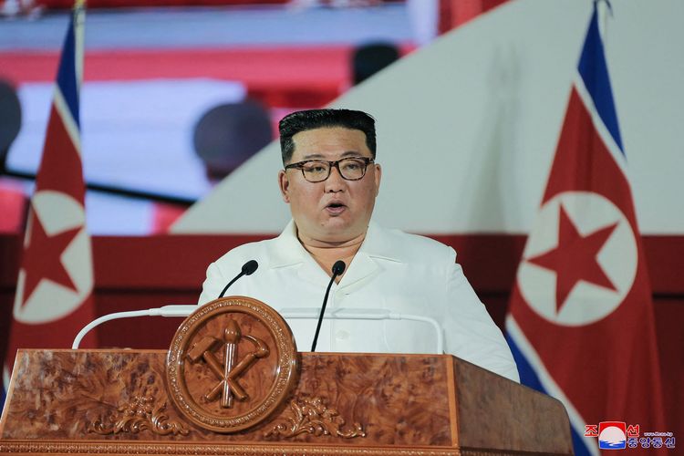 Kim Jong Un saat berpidato di peringatan ke-69 hari kemenangan Perang Korea di Pyongyang, ibu kota Korea Utara. Foto ini diambil pada 27 Juli 2022 dan dirilis kantor berita pemerintah Korean Central News Agency (KCNA) pada 28 Juli 2022.