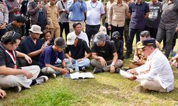 Terima Aspirasi Mahasiswa dan Buruh, Gubernur Kalteng Jadikan Punggung sebagai Alas Tanda Tangan