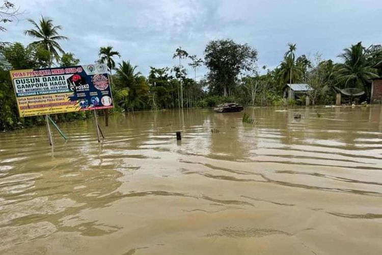 Banjir merendam permukiman penduduk di Desa Hagu, Kecamatan Matangkuli, Aceh Utara, Rabu (17/11/2021). Dalam sebulan, Aceh Utara sudah 3 kali dilanda banjir. 