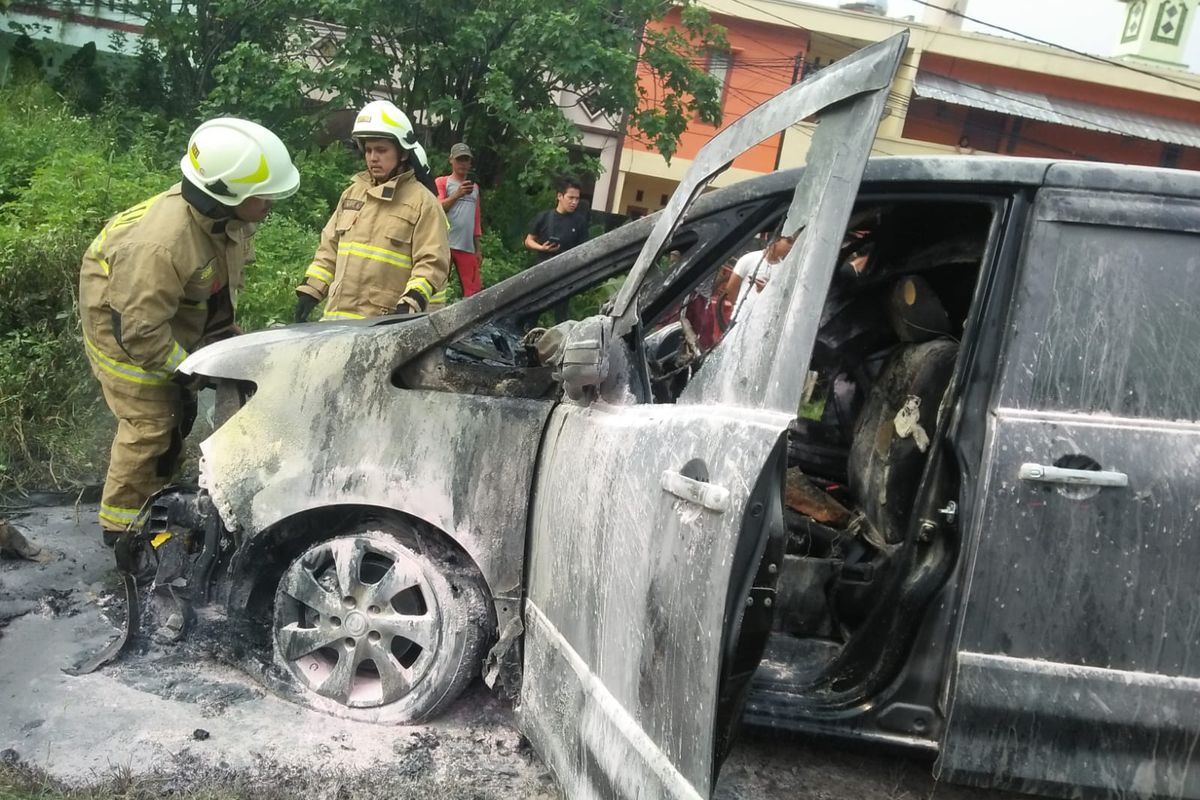 Sudin Gulkarmat Jakpus saat memadamkan mobil yang terbakar di Senen, Jakarta Pusat, Senin (15/5/2023) siang. (Sumber: Dok Sudin Gulkarmat Jakpus)