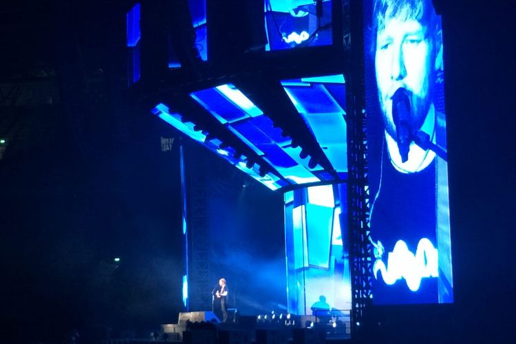 Ed Sheeran beraksi dalam Konser Divide World Tour 2019 yang digelar di Gelora Bung Karno, Senayan, Jakarta Pusat, pada Jumat (3/5/2019).