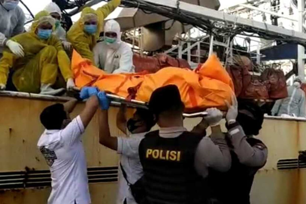 Indonesian police in Riau offload the remains of Hasan Afriandi, an Indonesian seaman who died on board the Chinese fishing vessel Lu Huang Yuan Yu 118