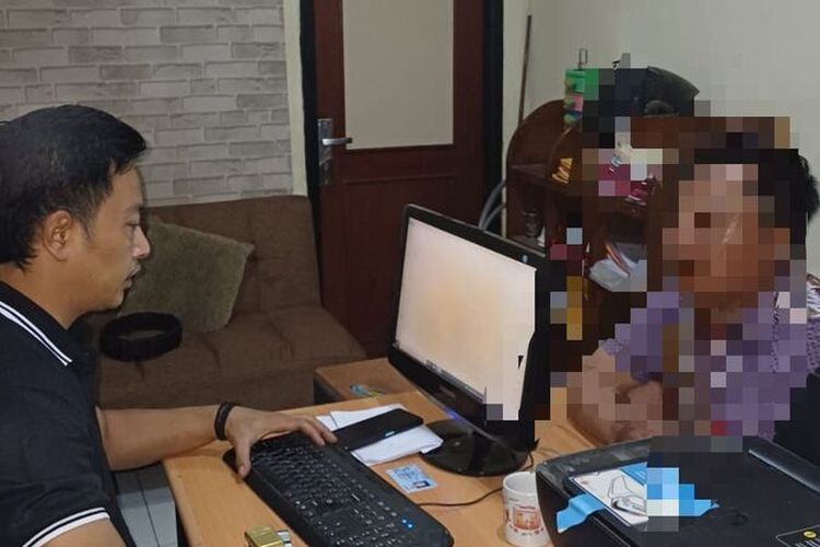 Polis menangkap joki atau pemandu jalur alternatif yang menggetok tarif tak wajar sebesar Rp 850.000 kepada rombongan wisatawan agar sampai ke Puncak, Bogor, Jawa Barat. Kini, pelaku berinisial CN alias Bokep menjalani pemeriksaan di Polsek Megamendung, Sabtu (21/12/2024)