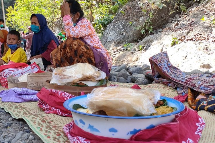 Tradisi kembul sewu sulur pada Bendung Khayangan di Kalurahan Pendoworejo, Kapanewon Girimulyo, Kulon Progo, Daerah Istimewa Yogyakarta. Warga syukuran dengan makan bersama.