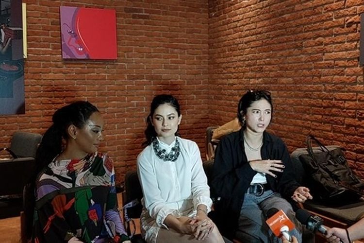Clara Bernadeth (tengah), Poppy (kanan), Asmara Abigail (kiri) di FX Sudirman, Jakarta Pusat, Kamis (10/11/2022).