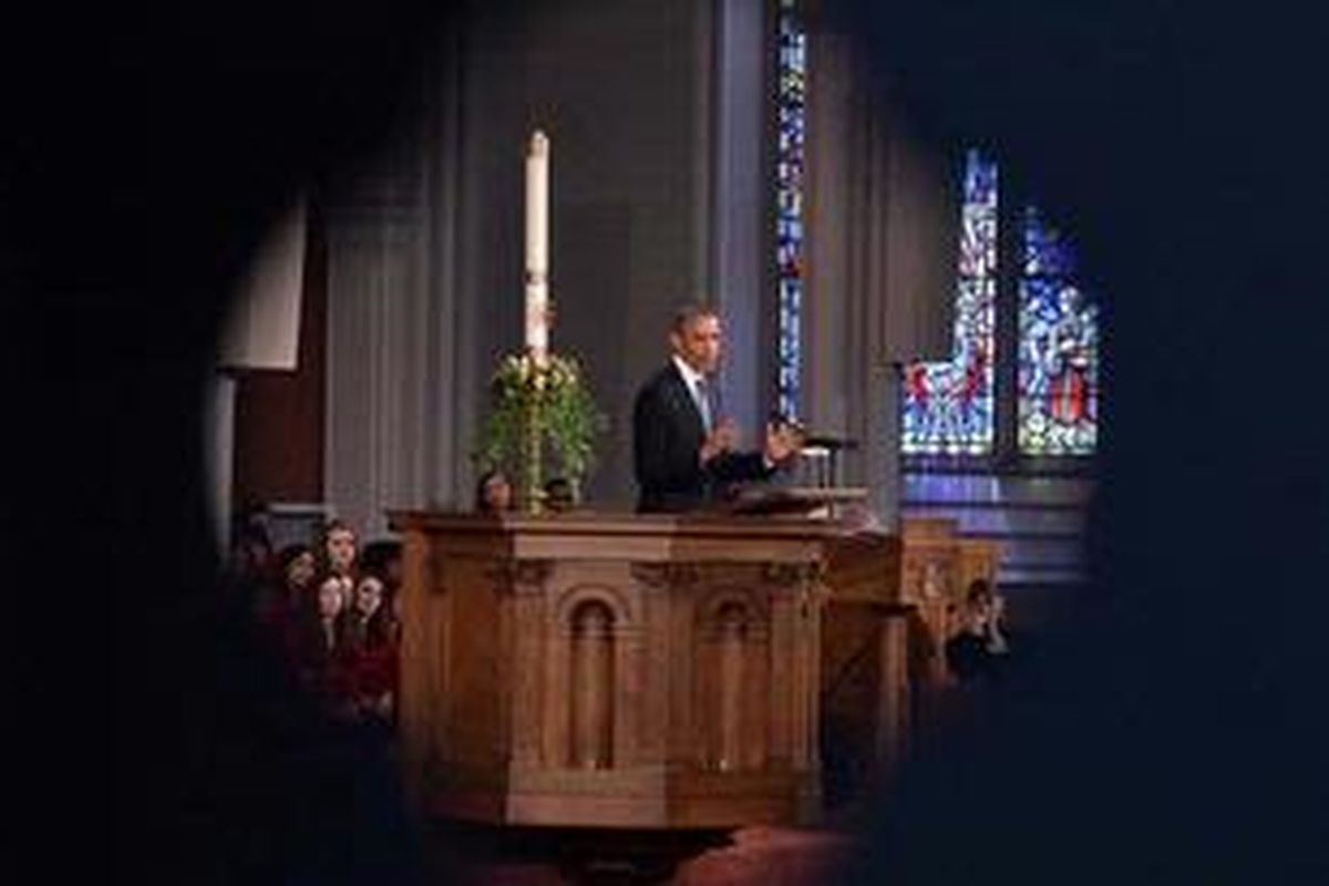 Presiden Amerika Serikat Barack Obama berbicara di depan warga Boston yang berduka, di Katedral Holy Cross, Boston, Massachusetts, Amerika Serikat, Kamis (18/4/2013). AFP/JEWEL SAMAD 