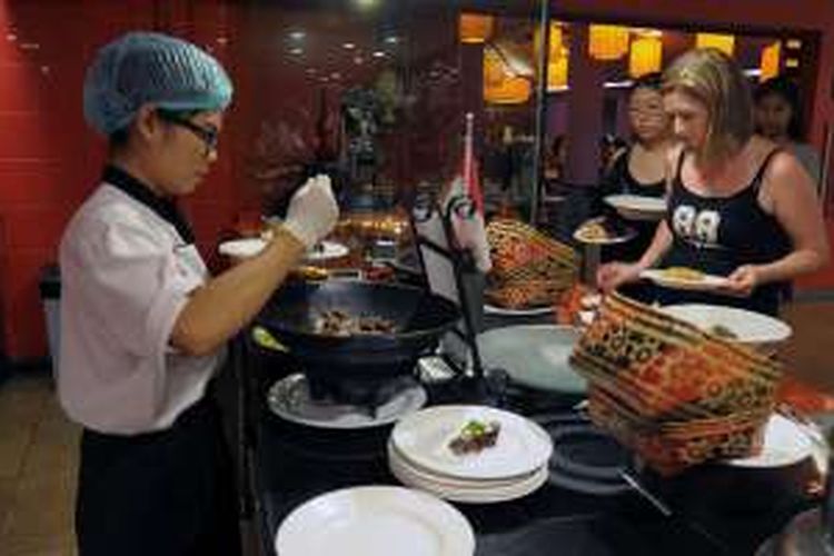 Melayani tamu yang menyukai makanan khas Indonesia di Resor Club Med, Bali.
