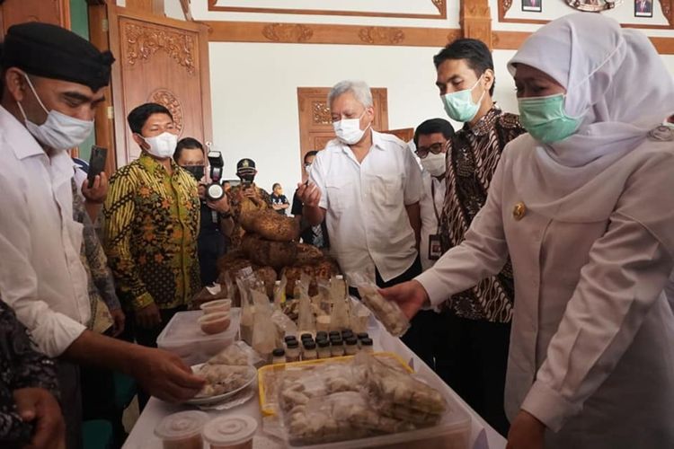 OLAHAN-Gubernur Jawa Timur, Khofifah Indarparawansa didampingi Bupati Madiun, Ahmad Dawami meninjau olahan porang yang dapat dijadikan bahan makanan di Pendopo Ronggo Djoemeno Kabupaten Madiun, Jawa Timur, Minggu (26/4/2021).