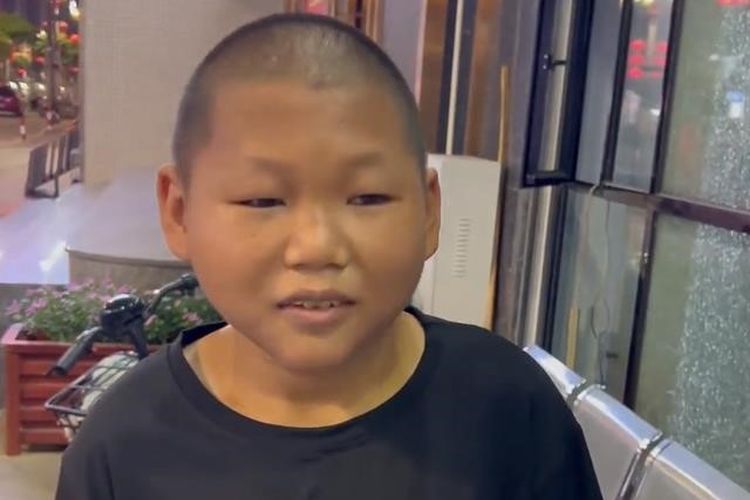 Seorang pria berusia 27 tahun dari Dongguan, China, Mao Sheng, dilaporkan mengalami kesulitan mencari pekerjaan karena dia lebih terlihat seperti anak kecil daripada pria berusia akhir 20-an.