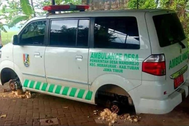 Kondisi mobil ambulans siaga milik Desa Mandirejo, Kecamatan Merakurak, Tuban, yang rodanya hilang digasak maling.