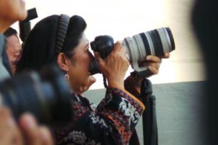 Ibu Negara Ani Yudhoyono menjadikan gladi bersih Upacara HUT RI di Istana Negara, Kamis (15/8/2013), sebagai objek fotonya. Ani memang diketahui memiliki hobo fotografi