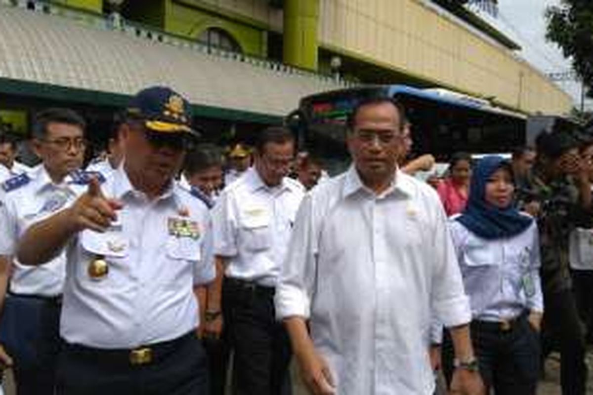 Menteri Perhubungan Budi Karya Sumadi di Stasiun Gambir, Jakarta Pusat, Minggu (16/10/2016).