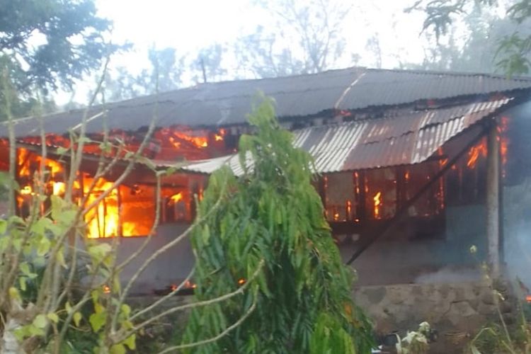 Rumah Penjabat Kepala Desa Watudiran, Yakobus Ronsali Djogo yang terletak di Desa Runut, Kecamatan Waigete, Kabupaten Sikka terbakar Senin (1/7/2024)