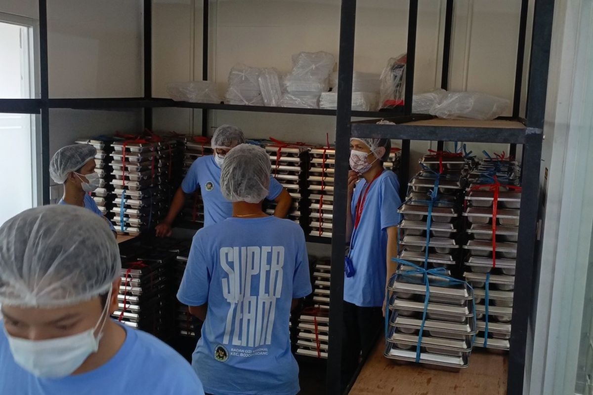 Sejumlah petugas dari Yayasan Dangiang Galuh Pajajaran pengelola dapur SPPG untuk program Makan Bergizi Gratis (MBG) Kecamatan Bojongsoang, Kabupaten Bandung, Jawa Barat, tengah melakukan pendistribusian makanan dari dapur menuju sekolah yang ada di Kecamatan Bojongsoang, Senin (17/2/2025)