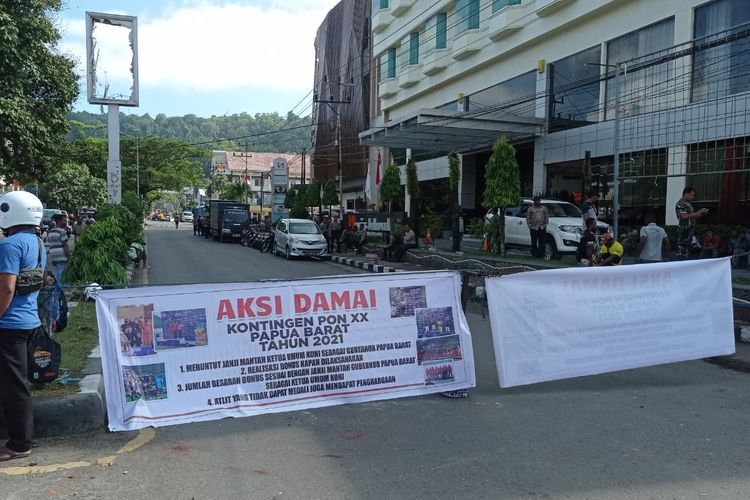 Aksi palang jalan Yossudarso Manokwari oleh para atlet PON Papua asal Papua Barat Rabu (30/11)