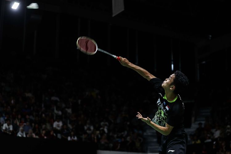 Tunggal putra Indonesia, Anthony Sinisuka Ginting melawan wakil China, Yu Xiang Huang saat pertandingan babak perempat final Indonesia Masters 2020 di Istora Senayan, Jakarta, Jumat (17/1/2020). Anthony Ginting mengalahkan tunggal putra asal China, Yu Xiang Huang, dengan skor 21-11,  21-14 dalam tempo 42 menit.