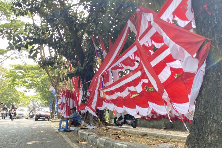 Bendera Tak Kunjung Laku, Pedagang di Malang Pilih Berhenti Jualan: Mending Tidur