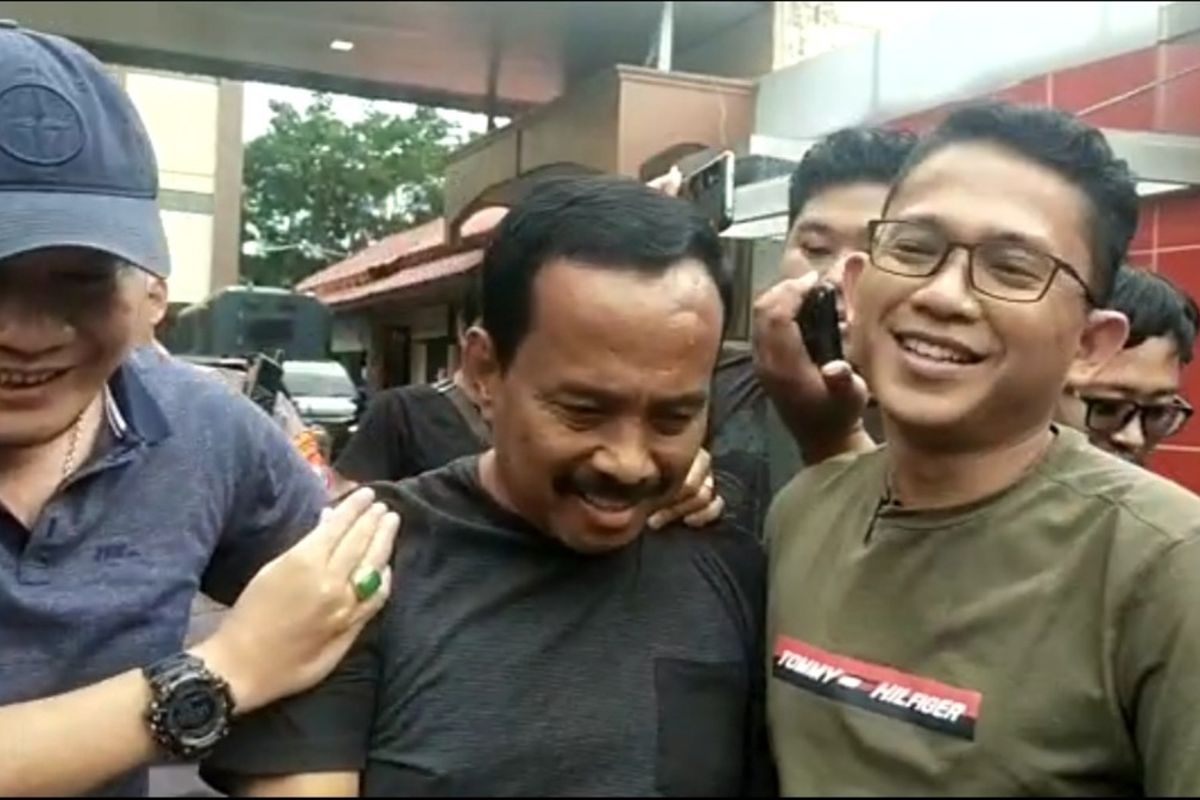 Mantan Wali Kota Blitar Samanhudi (tengah) diperiksa di Polda Jatim, Jumat (27/1/2023).