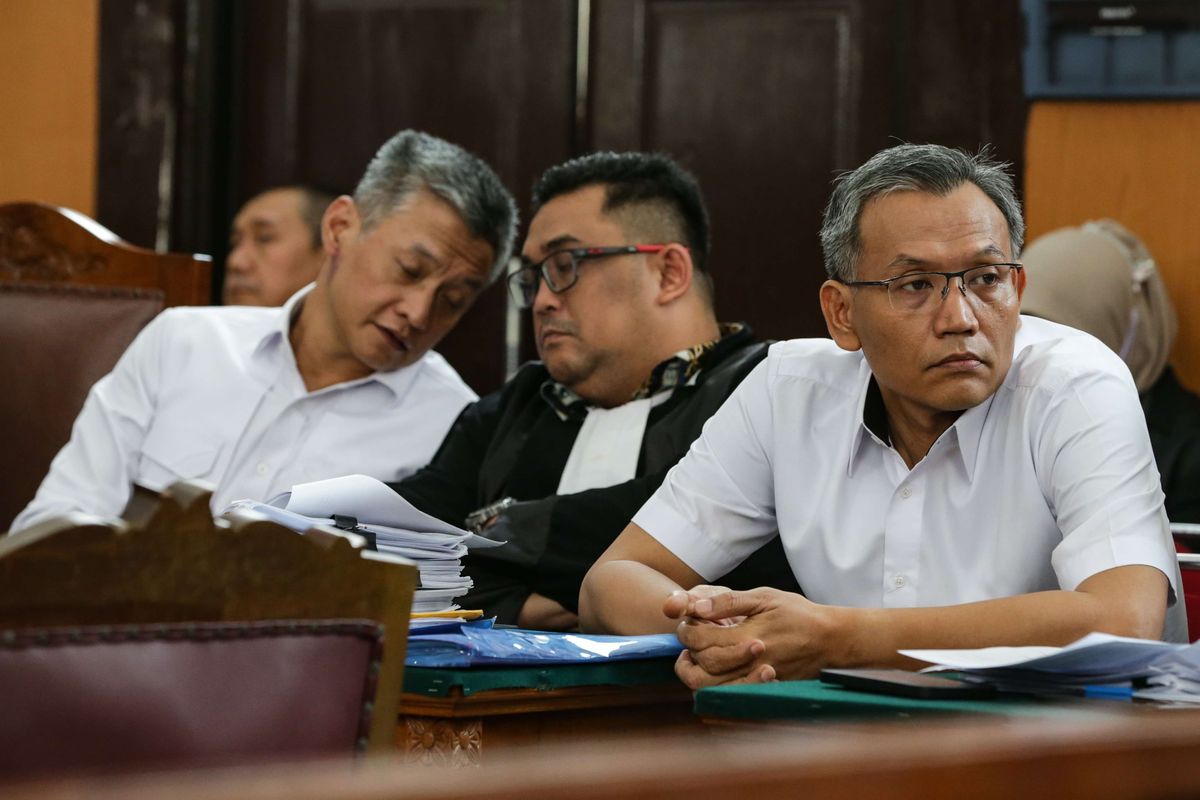 Terdakwa mantan Kepala Biro Pengamanan Internal (Karo Paminal), Hendra Kurniawan (kiri) dan mantan Kepala Detasemen (Kaden) A Biro Paminal Divisi Propam Polri, Agus Nutpatria  menjalani sidang obstruction of justice terkait kasus kematian Brigadir Nofriansyah Yosua Hutabarat atau Brigadir J di Pengadilan Negeri Jakarta Selatan, Kamis (15/12/2022).
