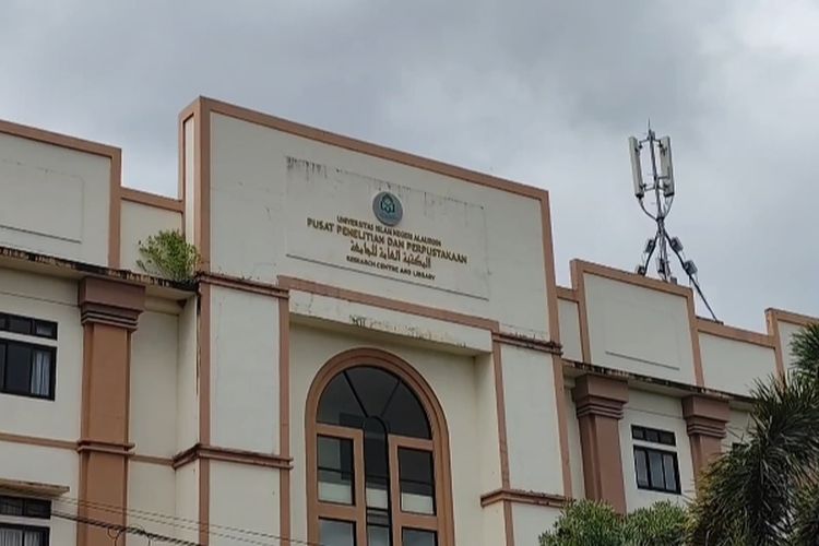 TKP: Salah satu gedung di kampus 2 UIN Alauddin Makassar, Kabupaten Gowa, Sulawesi Selatan yang diduga digunakan memproduksi uang palsu ratusan juta rupiah, Senin (16/12/2024).