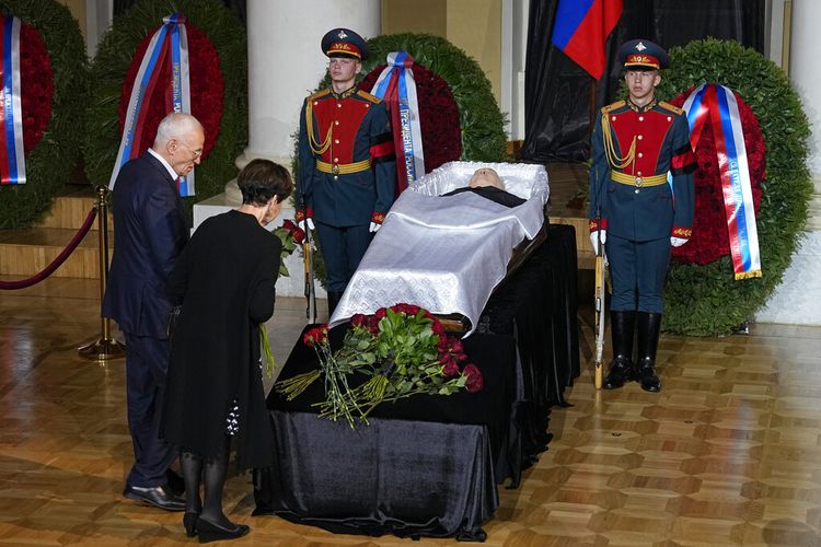 Orang-orang berdiri di dekat peti mati mantan Presiden Soviet Mikhail Gorbachev di dalam Pilar Hall House of the Unions selama upacara perpisahan di Moskow, Rusia, Sabtu, 3 September 2022. 