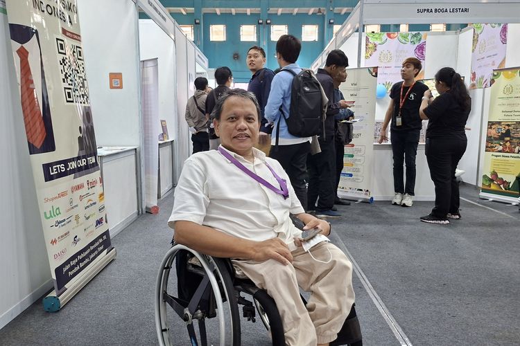 Dari Depok, Daddy Tempuh 2 Jam Perjalanan dengan Kursi Roda demi Cari Kerja di Job Fair Jakbar