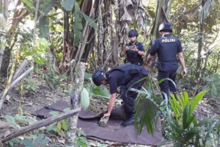Tim penjinak bom mengambil bom raktan di Desa Paya Dua, Kecamatan Banda Baro, Kabupaten Aceh Utara, Sabtu (10/2/2018)