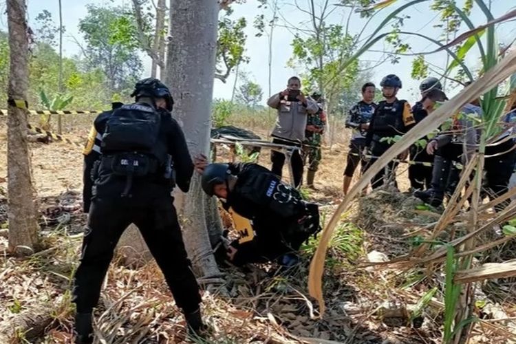 Tim Brimob Polda Kalsel mengevakuasi mortir yang ditemukan warga di Kecamatan Banjarbaru, Kalsel. 