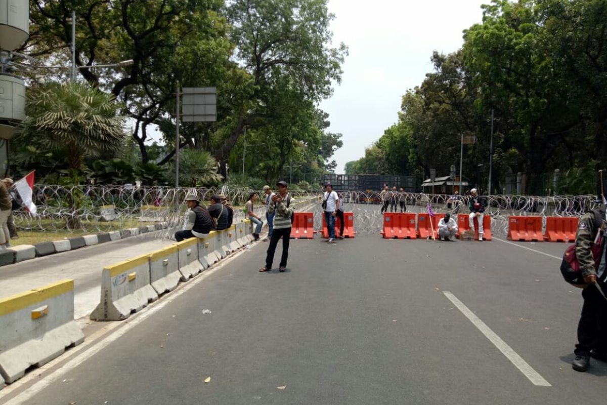Massa yang mengatasnamakan mujahid 212 menggelar aksi unjuk rasa di bawah patung kuda Jalan Medan Merdeka Barat, Jakarta Pusat, Sabtu (28/9/2019). Ini dilakukan setelah jalan menuju istana Negara diblokade polisi. 
