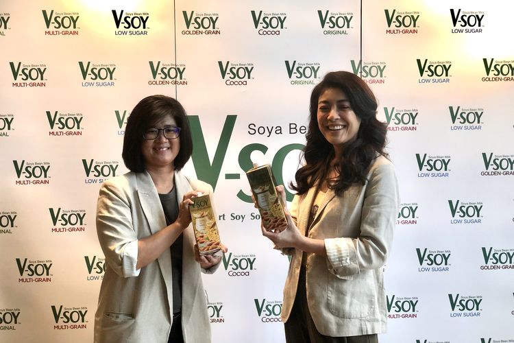 (Ki-ka) (Evlin Wangsadirdja, Brand Manager V-Soy dan Sigi Wimala ) di kolaborasi V-Soy dengan Sigi Wimala sebagai brand ambassador, di Tribrata Darmawangsa, Jakarta, rabu (15/6/2022). 