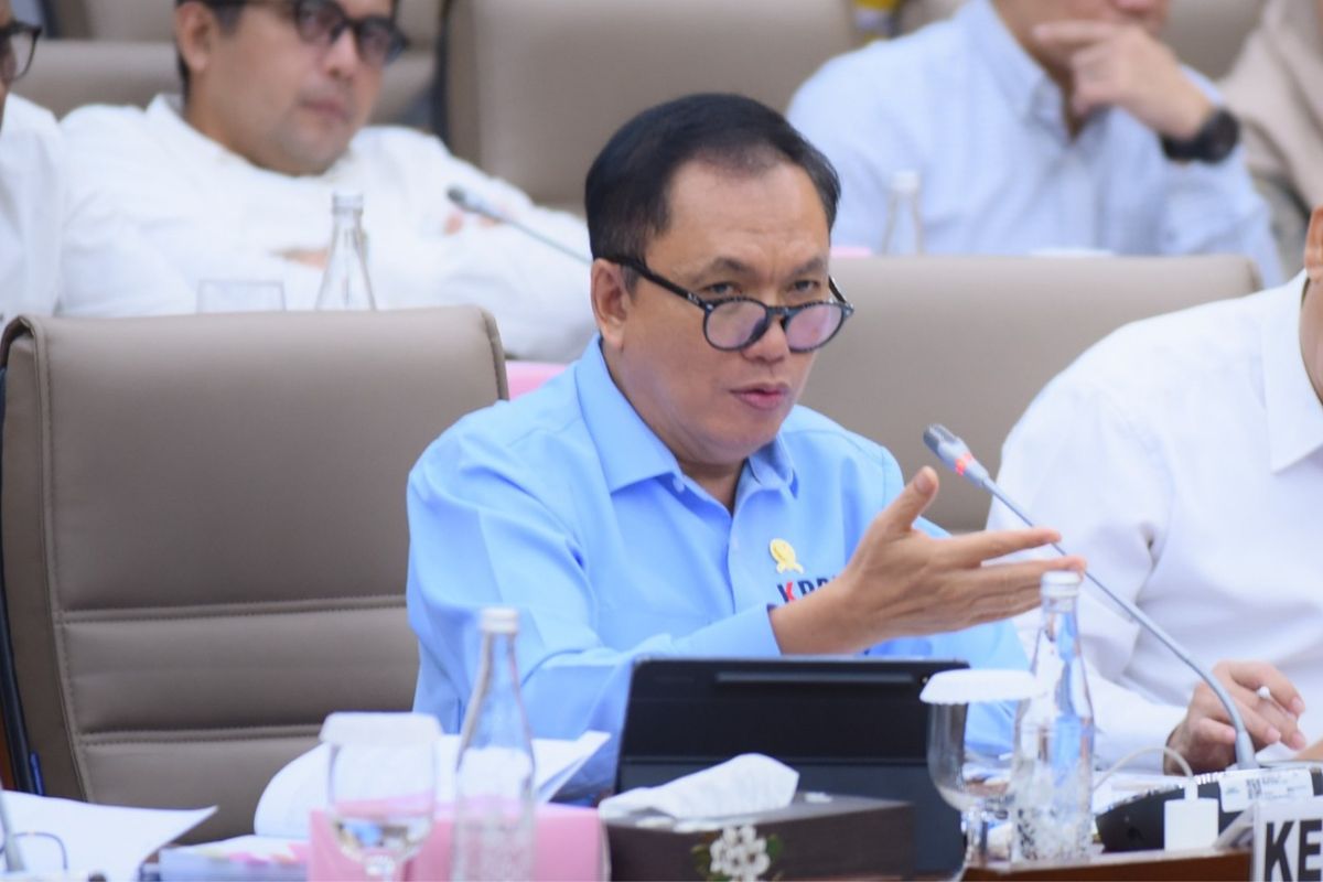 Ketua KPPU M Fanshurullah Asa dalam Rapat Dengar Pendapat (RDP) bersama Komisi VI DPR RI di Jakarta, Kamis (6/11/2025).
