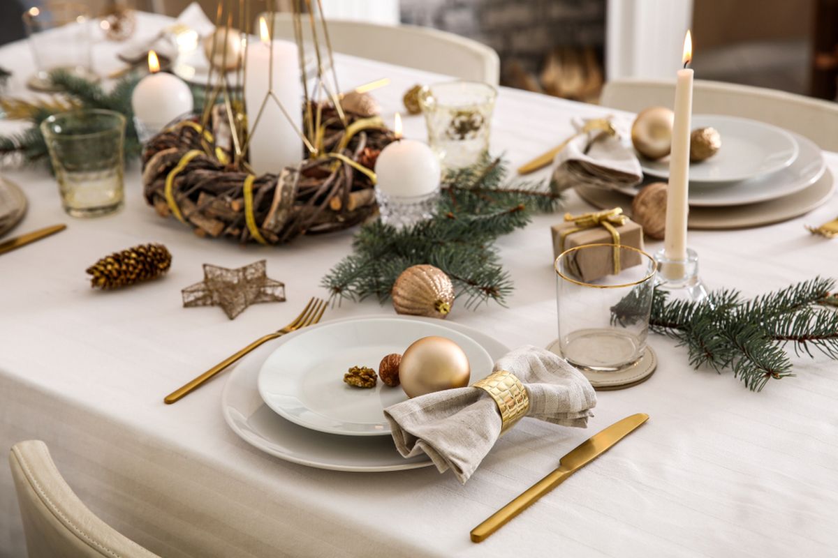 Ilustrasi dekorasi Natal di meja makan, ruang makan untuk Natal. 
