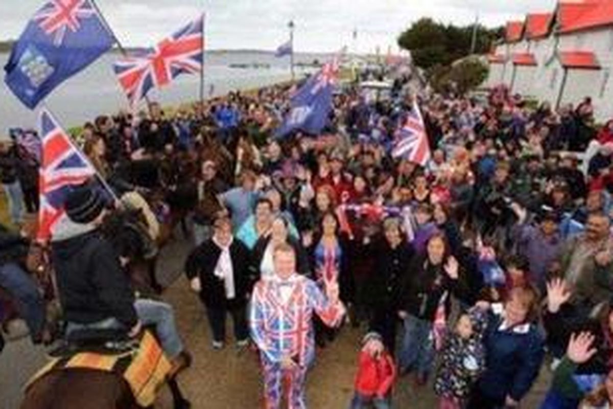 Warga Kepulauan Falklands antusias memberikan suara dalam referendum yang digelar Minggu (10/3/2013). Referendum ini akan menentukan apakah rakyat Falklands ingin tetap di bawah Inggris atau tidak.