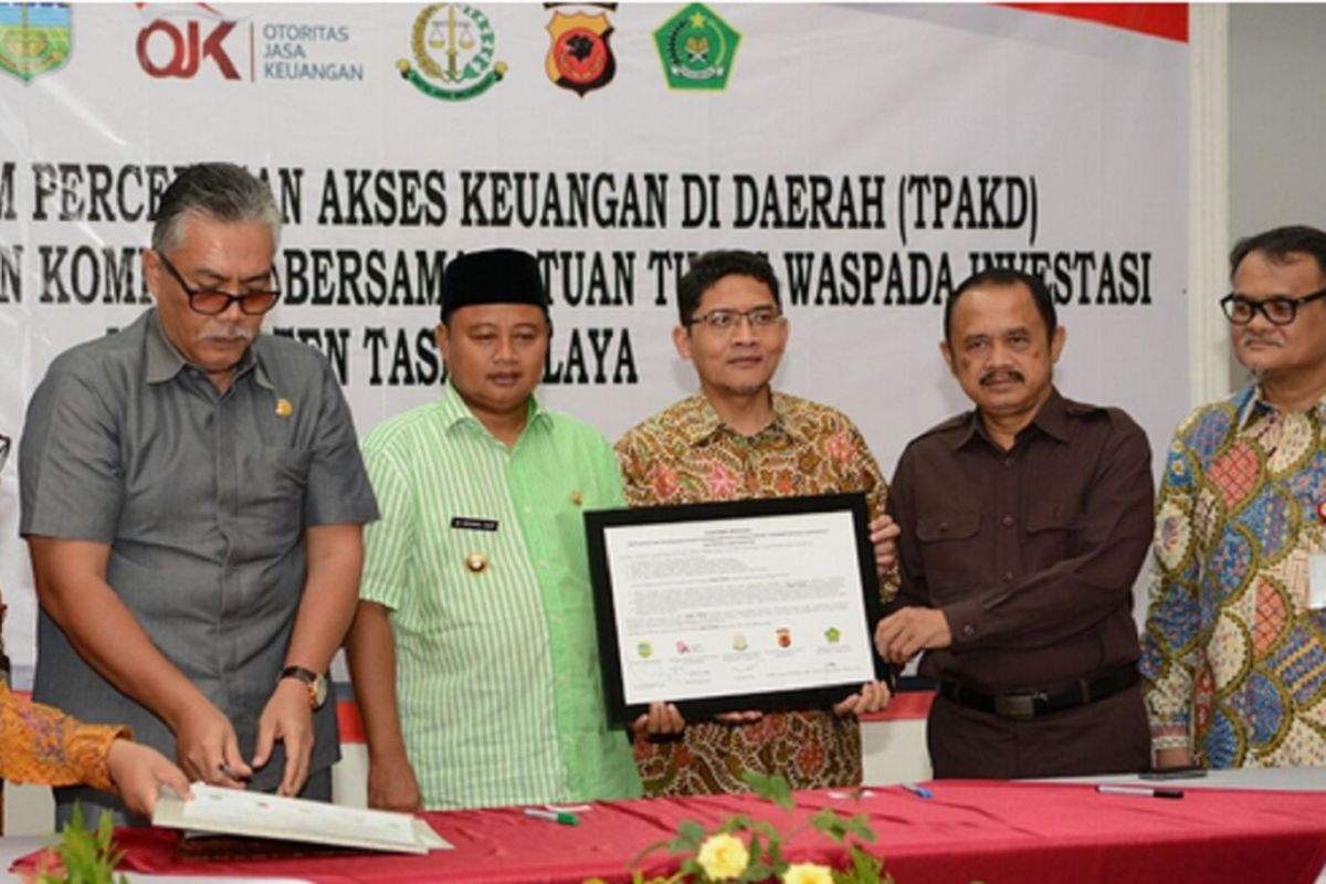 Bupati Tasikmalaya Uu Ruzhanul Ulum menandatangani komitmen bersama pembentukan Satgas Waspada Investasi Kabupaten Tasikmalaya, Selasa (31/10/2017)