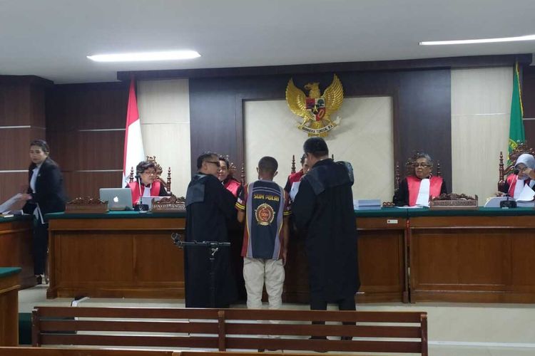 Sidang kedua kasus pelanggaran HAM berat Paniai di Pengadilan Negeri (PN) Makassar digelar, Rabu (28/9/2022). Dalam sidang kali ini, anggota polisi, Brigadir Andi Richo Amir (32) sebagai saksi terdakwa Mayor (Purn) Isak Sattu mengungkap warga ditembak di depan Koramil.